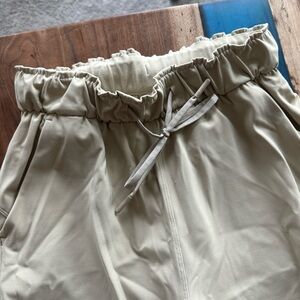 Lululemon joggers in color “TRENCH” size 2